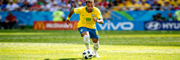 内马尔在比赛中带球